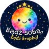 Wzór: Przypinka Bądź Sobą Bądź Kropką – grafika z napisem Bądź sobą, bądź kropką!