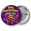 Przypinka Bal Maskowy Sylwestrowy: przypinka na Sylwestra z napisem Bal Maskowy oraz polem rok (np. 2026/2027) – przód i aluminiowy tył z agrafką