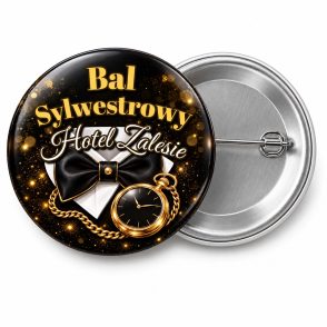 Przypinka Bal Sylwestrowy Muszka i Frak: przypinka na Sylwestra z napisem Bal Sylwestrowy oraz polem miejsce (np. Hotel Zalesie) – przód i aluminiowy tył z agrafką