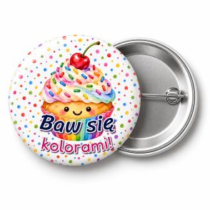 Przypinka Baw Się Kolorami: przypinka na Dzień Kropki z napisem Baw się kolorami! – przód i aluminiowy tył z agrafką
