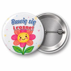 Przypinka Bawię Się i Rosnę Kredkowy Kwiatek: przypinka na pasowanie na przedszkolaka z napisem Bawię się i rosnę! – przód i aluminiowy tył z agrafką