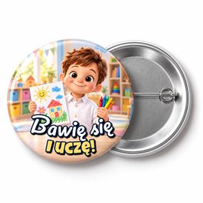 Przypinka Bawię Się i Uczę Chłopiec z Rysunkiem: przypinka na pasowanie na przedszkolaka z napisem Bawię się i uczę! – przód i aluminiowy tył z agrafką