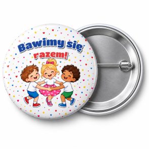 Przypinka Bawimy Się Razem Dzieci w Kółeczku: przypinka na pasowanie na przedszkolaka z napisem Bawimy się razem! – przód i aluminiowy tył z agrafką