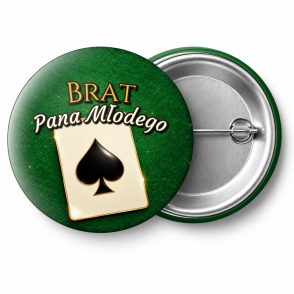 Przypinka Brat Pana Młodego Karta Pik: przypinka na wieczór kawalerski z napisem Brat Pana Młodego – przód i aluminiowy tył z agrafką