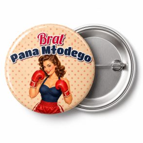 Przypinka Brat Pana Młodego Pin-up Bokserka: przypinka na wieczór kawalerski z napisem Brat Pana Młodego – przód i aluminiowy tył z agrafką