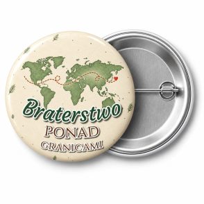 Przypinka Braterstwo ponad Granicami: przypinka na Dzień Myśli Braterskiej z napisem Braterstwo ponad granicami – przód i aluminiowy tył z agrafką