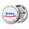 Przypinka Brawo Pierwszaku Kredkowe Gwiazdki: przypinka na pasowanie pierwszoklasisty z napisem Brawo, pierwszaku! – przód i aluminiowy tył z agrafką