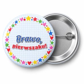 Przypinka Brawo Pierwszaku Kredkowe Gwiazdki: przypinka na pasowanie pierwszoklasisty z napisem Brawo, pierwszaku! – przód i aluminiowy tył z agrafką