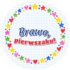 Wzór: Przypinka Brawo Pierwszaku Kredkowe Gwiazdki – grafika z napisem Brawo, pierwszaku!