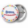 Przypinka Brawo Przedszkolaku Kredkowe Gwiazdki: przypinka na pasowanie na przedszkolaka z napisem Brawo, przedszkolaku! – przód i aluminiowy tył z agrafką