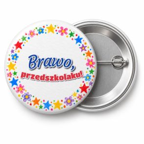 Przypinka Brawo Przedszkolaku Kredkowe Gwiazdki: przypinka na pasowanie na przedszkolaka z napisem Brawo, przedszkolaku! – przód i aluminiowy tył z agrafką