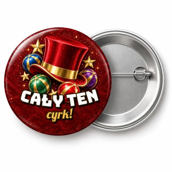 Przypinka Cały ten Cyrk: przypinka na Sylwestra z napisem Cały ten cyrk! – przód i aluminiowy tył z agrafką