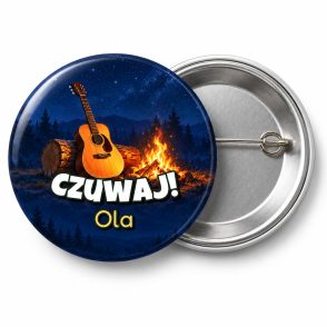Przypinka Czuwaj Imię Gitara: przypinka na Dzień Myśli Braterskiej z napisem Czuwaj! oraz polem imię (np. Ola) – przód i aluminiowy tył z agrafką