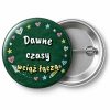 Przypinka Dawne Czasy Wciąż Łączą: przypinka na spotkanie klasowe z napisem Dawne czasy wciąż łączą – przód i aluminiowy tył z agrafką