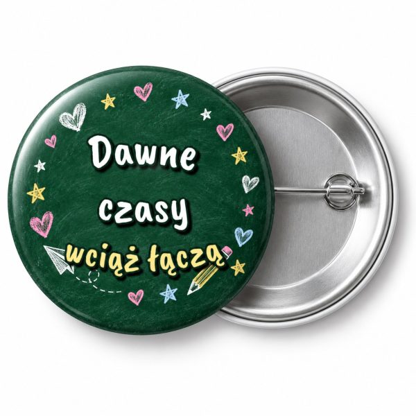 Przypinka Dawne Czasy Wciąż Łączą: przypinka na spotkanie klasowe z napisem Dawne czasy wciąż łączą – przód i aluminiowy tył z agrafką