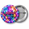 Przypinka Disco Sylwester: przypinka na Sylwestra z napisem Disco Sylwester – przód i aluminiowy tył z agrafką