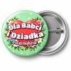 Przypinka Dla Babci i Dziadka: przypinka na Dzień Babci i Dziadka z napisem Dla Babci i Dziadka oraz polem od kogo (np. od wnuków) – przód i aluminiowy tył z agrafką