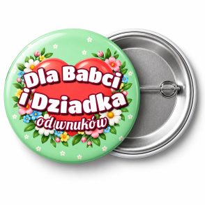 Przypinka Dla Babci i Dziadka: przypinka na Dzień Babci i Dziadka z napisem Dla Babci i Dziadka oraz polem od kogo (np. od wnuków) – przód i aluminiowy tył z agrafką