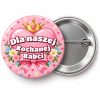 Przypinka Dla Naszej Kochanej Babci: przypinka na Dzień Babci i Dziadka z napisem Dla naszej Kochanej Babci – przód i aluminiowy tył z agrafką