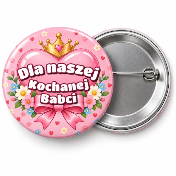 Przypinka Dla Naszej Kochanej Babci: przypinka na Dzień Babci i Dziadka z napisem Dla naszej Kochanej Babci – przód i aluminiowy tył z agrafką