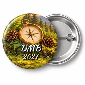 Przypinka DMB 2027 Kompas: przypinka na Dzień Myśli Braterskiej z napisem DMB oraz polem rok (np. 2027) – przód i aluminiowy tył z agrafką