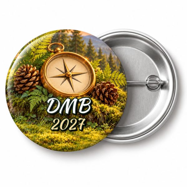 Przypinka DMB 2027 Kompas: przypinka na Dzień Myśli Braterskiej z napisem DMB oraz polem rok (np. 2027) – przód i aluminiowy tył z agrafką