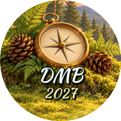 Wzór: Przypinka DMB 2027 Kompas – napis DMB i pole rok