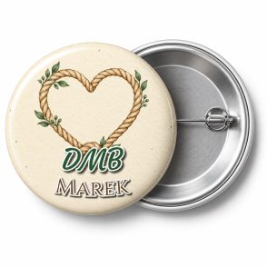 Przypinka DMB Imię Serce z Liny: przypinka na Dzień Myśli Braterskiej z napisem DMB oraz polem imię (np. Marek) – przód i aluminiowy tył z agrafką