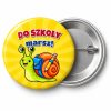 Przypinka Do Szkoły Marsz Ślimak z Plecakiem: przypinka na pasowanie pierwszoklasisty z napisem Do szkoły marsz! – przód i aluminiowy tył z agrafką