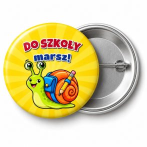 Przypinka Do Szkoły Marsz Ślimak z Plecakiem: przypinka na pasowanie pierwszoklasisty z napisem Do szkoły marsz! – przód i aluminiowy tył z agrafką
