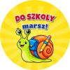 Wzór: Przypinka Do Szkoły Marsz Ślimak z Plecakiem – grafika z napisem Do szkoły marsz!
