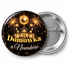 Przypinka Domówka Sylwestrowa: przypinka na Sylwestra z napisem Domówka oraz polem gospodarze (np. u Nowaków) – przód i aluminiowy tył z agrafką