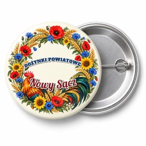 Przypinka Dożynki Powiatowe: kolorowa przypinka na dożynki z napisem DOŻYNKI POWIATOWE oraz polem miejscowość (np. Nowy Sącz) – przód i aluminiowy tył z agrafką