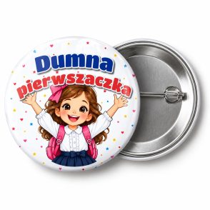 Przypinka Dumna Pierwszaczka Dziewczynka z Kokardą: przypinka na pasowanie pierwszoklasisty z napisem Dumna pierwszaczka – przód i aluminiowy tył z agrafką