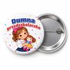 Przypinka Dumna Przedszkolaczka Dziewczynka z Lalką: przypinka na pasowanie na przedszkolaka z napisem Dumna przedszkolaczka – przód i aluminiowy tył z agrafką