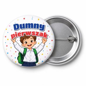 Przypinka Dumny Pierwszak Chłopiec z Plecakiem: przypinka na pasowanie pierwszoklasisty z napisem Dumny pierwszak – przód i aluminiowy tył z agrafką