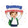 Wzór: Przypinka Dumny Pierwszak Chłopiec z Plecakiem – grafika z napisem Dumny pierwszak