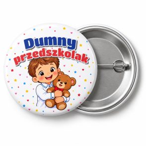 Przypinka Dumny Przedszkolak Chłopiec z Misiem: przypinka na pasowanie na przedszkolaka z napisem Dumny przedszkolak – przód i aluminiowy tył z agrafką