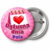 Przypinka Dyżurna Dnia z Kalendarzem: przypinka dla dyżurnego z napisem Dyżurna dnia oraz polem imię (np. Pola) – przód i aluminiowy tył z agrafką