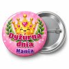 Przypinka Dyżurna Dnia z Koroną: przypinka dla dyżurnego z napisem Dyżurna dnia oraz polem imię (np. Hania) – przód i aluminiowy tył z agrafką