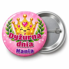 Przypinka Dyżurna Dnia z Koroną: przypinka dla dyżurnego z napisem Dyżurna dnia oraz polem imię (np. Hania) – przód i aluminiowy tył z agrafką