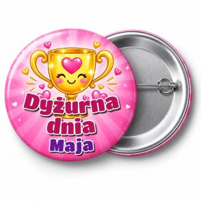 Przypinka Dyżurna Dnia z Pucharem: przypinka dla dyżurnego z napisem Dyżurna dnia oraz polem imię (np. Maja) – przód i aluminiowy tył z agrafką