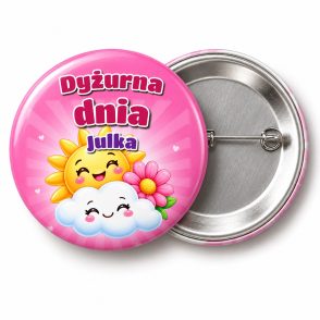 Przypinka Dyżurna Dnia ze Słońcem: przypinka dla dyżurnego z napisem Dyżurna dnia oraz polem imię (np. Julka) – przód i aluminiowy tył z agrafką