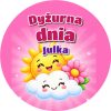 Wzór: Przypinka Dyżurna Dnia ze Słońcem – napis Dyżurna dnia i pole imię na kolorowej grafice