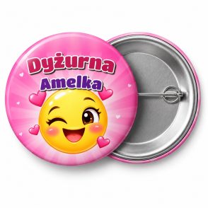 Przypinka Dyżurna Emotka z Imieniem: przypinka dla dyżurnego z napisem Dyżurna oraz polem imię (np. Amelka) – przód i aluminiowy tył z agrafką
