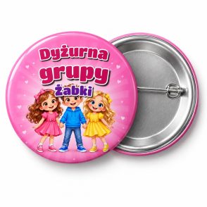 Przypinka Dyżurna Grupy z Dziećmi: przypinka dla dyżurnego z napisem Dyżurna grupy oraz polem grupa (np. Żabki) – przód i aluminiowy tył z agrafką