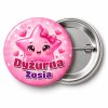 Przypinka Dyżurna Gwiazdka z Imieniem: przypinka dla dyżurnego z napisem Dyżurna oraz polem imię (np. Zosia) – przód i aluminiowy tył z agrafką