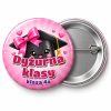 Przypinka Dyżurna Klasy z Biretem: przypinka dla dyżurnego z napisem Dyżurna klasy oraz polem klasa (np. klasa 4a) – przód i aluminiowy tył z agrafką