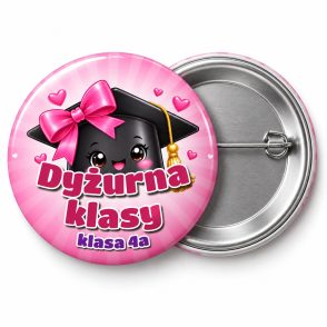 Przypinka Dyżurna Klasy z Biretem: przypinka dla dyżurnego z napisem Dyżurna klasy oraz polem klasa (np. klasa 4a) – przód i aluminiowy tył z agrafką