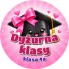 Wzór: Przypinka Dyżurna Klasy z Biretem – napis Dyżurna klasy i pole klasa na kolorowej grafice